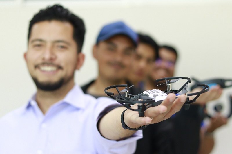 Estudiantes de la UTC desarrollan control de dron mediante neurotecnología