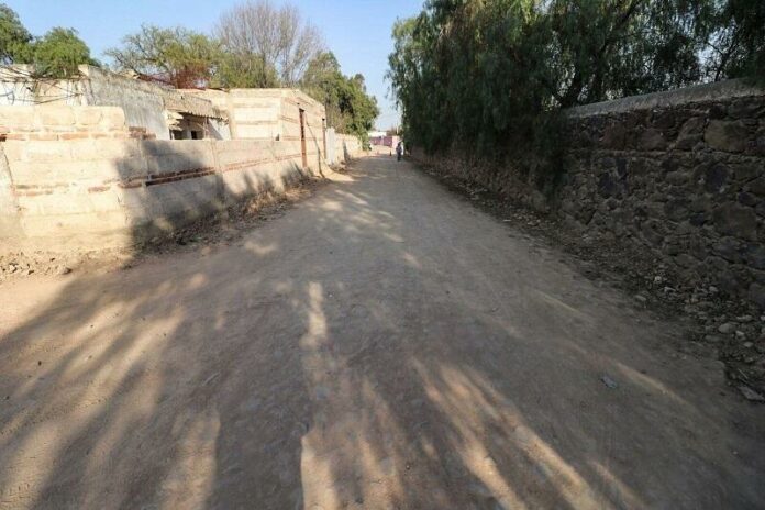 Gobierno municipal de San Juan del Río rehabilita calle en Santa Bárbara La Cueva