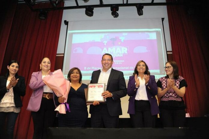 Roberto Cabrera entergó el premio 