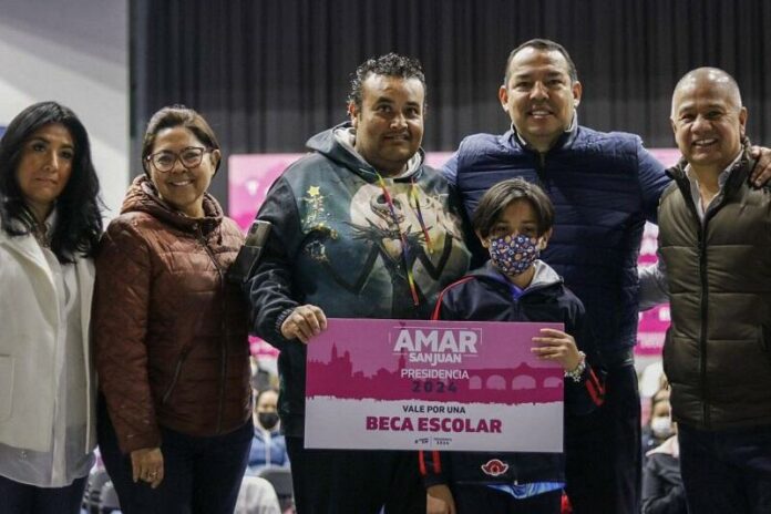 Roberto Cabrera finaliza primera etapa del programa Becas Adelante en San Juan del Río