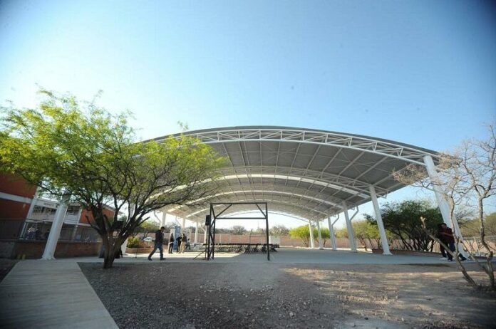 Roberto Cabrera inaugura Techumbre en escuela primaria de San Juan del Río