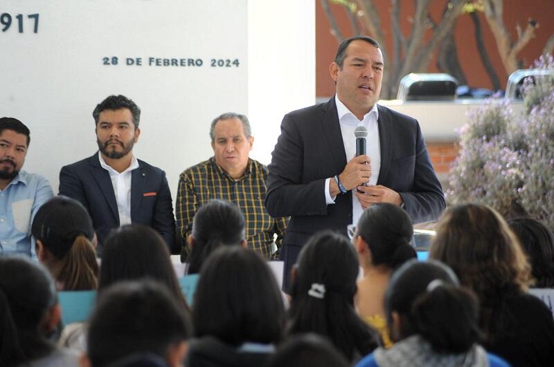 Roberto Cabrera inaugura Techumbre en escuela primaria de San Juan del Río