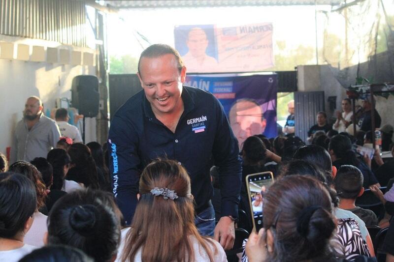 Mujeres de La Valla escuchan propuestas de Germaín Garfias