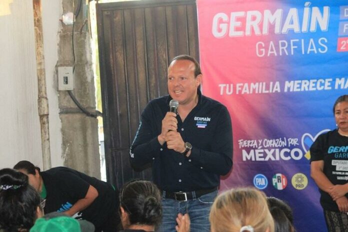 Mujeres de La Valla escuchan propuestas de Germaín Garfias