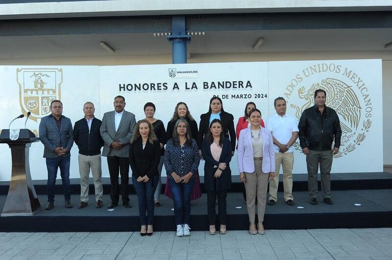 Sandra Camacho Rojo en su primer acto cívico como alcaldesa interina San Juan del Río