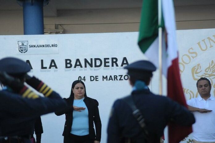 Sandra Camacho Rojo en su primer acto cívico como alcaldesa interina San Juan del Río