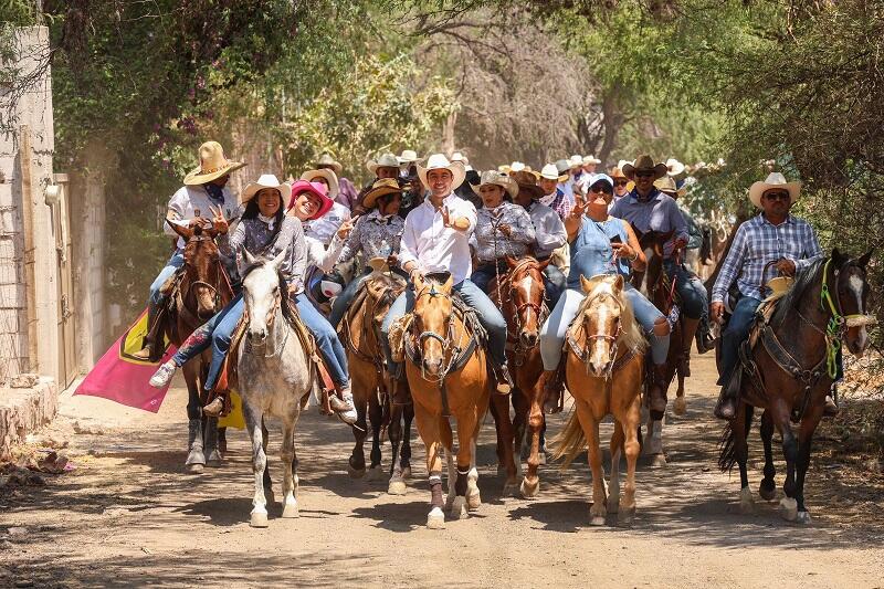 Encabeza Felifer Macias la cabalgata Con Todos en Santa Rosa Jauregui 1