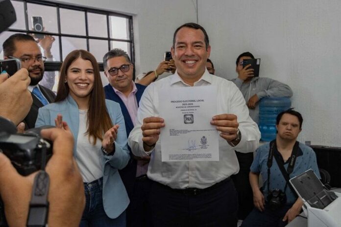 Roberto Cabrera realiza su registro como candidato a la presidencia de San Juan del Río