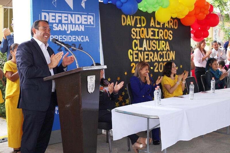 Roberto Cabrera celebra graduaciones en Santa Cruz Nieto y Soledad del Rio 2