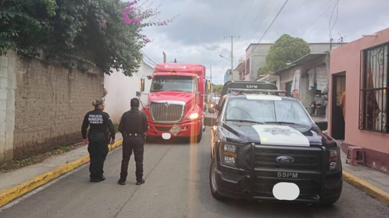 Policías de SJR aseguran tractocamión con 35,000 litros de hidrocarburo