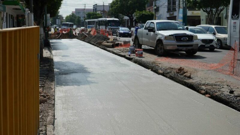 Avanza rehabilitación de avenida Juárez con colado de concreto hidráulico