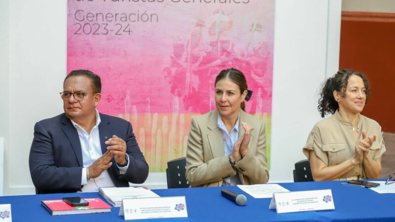 Nuevos guías de turistas reciben diplomas por parte de SECTUR y UAQ