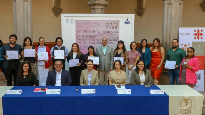 Nuevos guías de turistas reciben diplomas por parte de SECTUR y UAQ