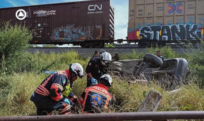 Tren embiste auto con familia, fallecen 3 adultos y una niña en El Marqués, Querétaro