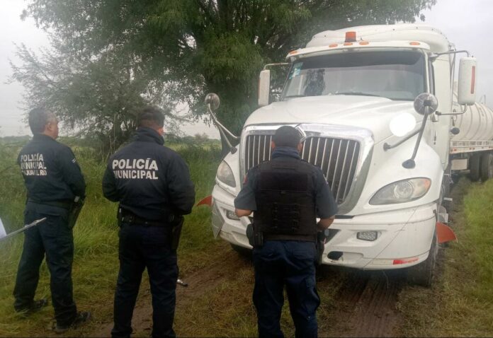 Aseguran pipa con 33 mil litros de combustible en Senegal de las Palomas, San Juan del Río