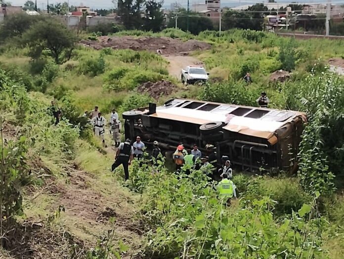 Autobús accidentado deja 30 estudiantes lesionados en la autopista Salamanca-Querétaro