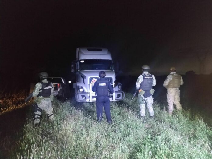 Autoridades aseguran vehículos de huachicoleros en Santa Matilde, San Juan del Río