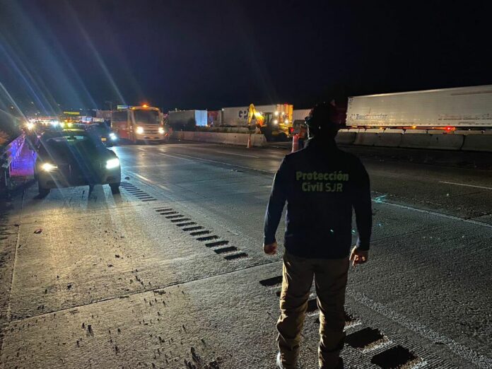 Cierre de carril y acotamiento en carretera 57 por socavón en San Juan del Río