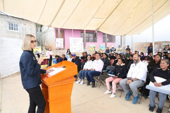 DIF Estatal hizo entrega de gallineros y huertos de traspatio en Pinal de Amoles