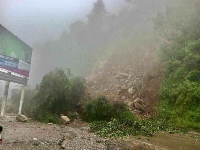 Derrumbe de cerro en Pinal de Amoles, Querétaro; deja carretera incomunicada