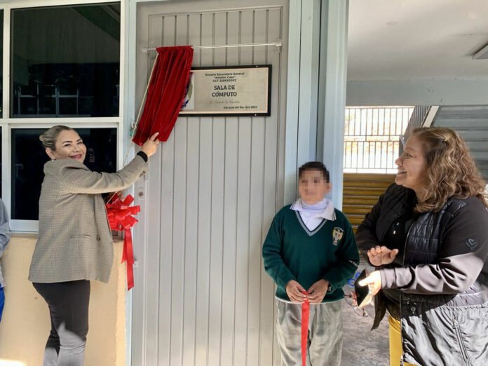 Entregan rehabilitación y mobiliario en secundaria Antonio Caso de San Juan del Río