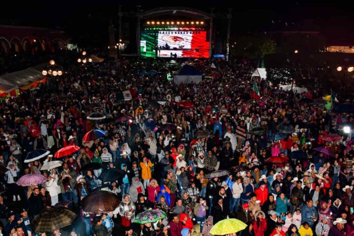 René Mejía Montoya lidera el Grito de Independencia ante miles en Amealco