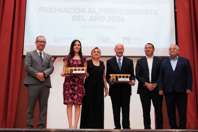 Roberto Cabrera participa en la Premiación del Profesionista del Año 2024 de FECAP San Juan del Río