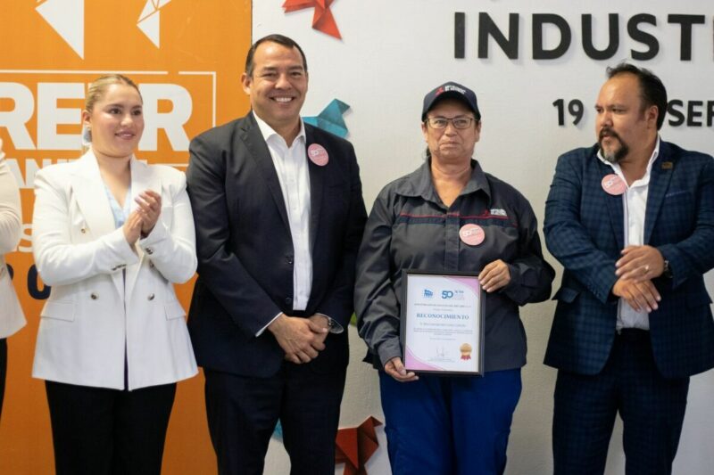 Roberto Cabrera reconoce el papel de las mujeres en la industria durante evento en San Juan del Río