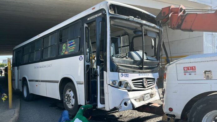 Fuerte accidente entre autobuses en San Juan del Río, sin lesionados