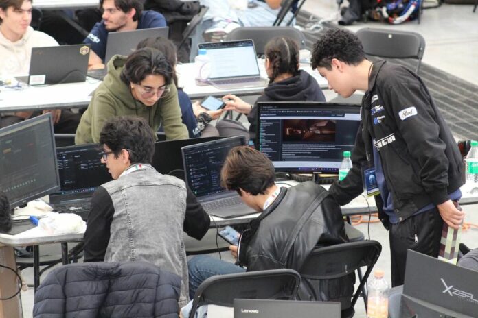 Alumnos de la UNAQ resuelven desafíos de la NASA en el Hackathon