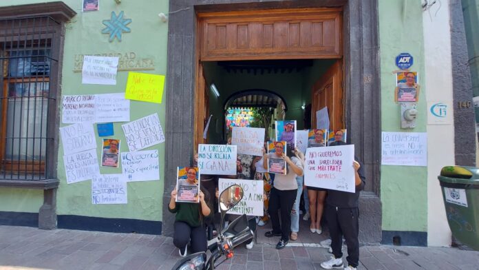 Estudiantes de la Universidad Mesoamericana en San Juan del Río protestan contra nueva directora