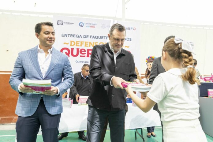 Gobernador entrega libros que promueven las raíces de Querétaro