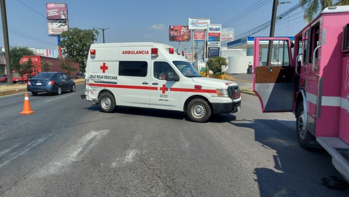 Impacta camión de carga a ambulancia de Cruz Roja en San Juan del Río