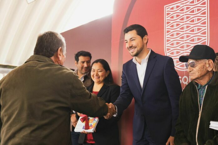 Presidente Héctor Magaña entrega libros para estudiantes de primaria en Tequisquiapan