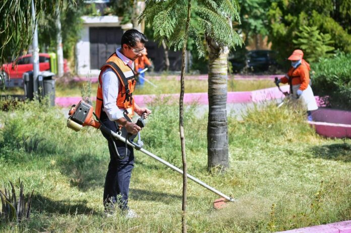 Supervisa Felifer Macías trabajos de limpieza en Santa María Magdalena