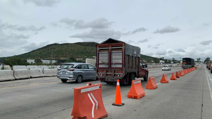 Terminan reparación de socavón de la carretera 57 en San Juan del Río