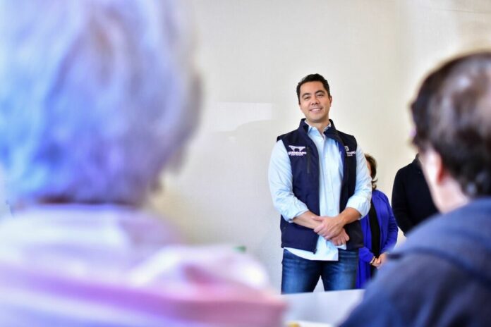 Visita Felifer Macías el Centro del Adulto Mayor Nänxu