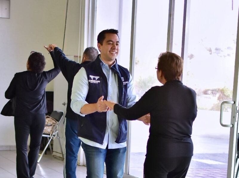 Visita Felifer Macías el Centro del Adulto Mayor Nänxu