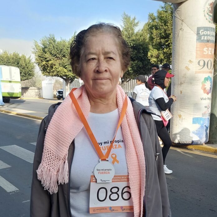 María Luisa Sansén, de 63 años, participa en la Primera Carrera Femenil 25N en SJR