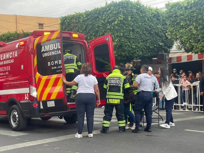 Bomberos atienden emergencia de niño durante desfile en San Juan del Río