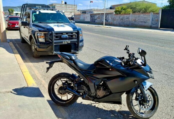 Detienen a dos personas en posesión de motocicleta reportada como robada en San Juan del Río