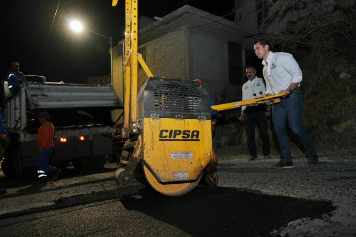 Felifer Macías inicia bacheo nocturno en la colonia Bolaños para mejorar vías en Querétaro