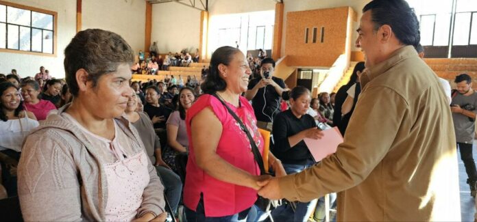 Mujeres de Peñamiller reciben apoyos económicos de SEDESOQ