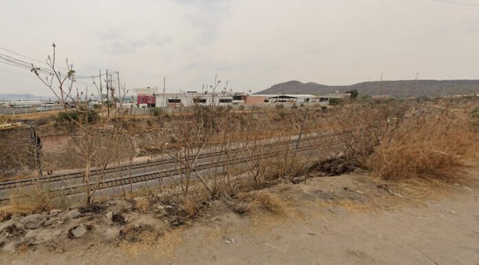 Persecución termina con auto robado en vías del tren en Loma Linda, San Juan del Río