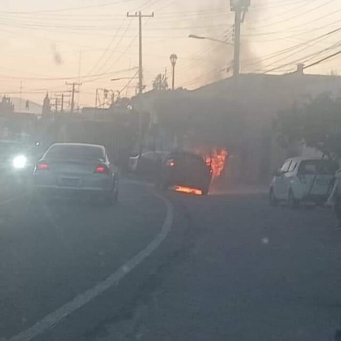 Incendio consume vehículo en centro de San Juan del Río