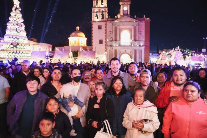 La magia de la navidad llegó a Tequisquiapan con el encendido del árbol artesanal