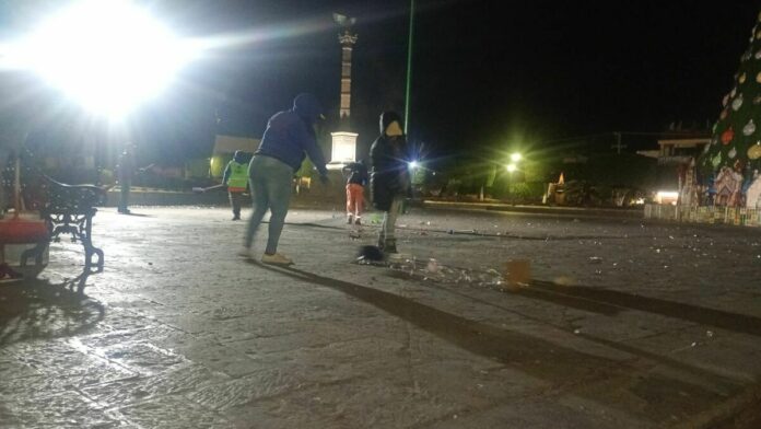 Llevan a cabo limpieza integral en Jardín Independencia en San Juan del Río