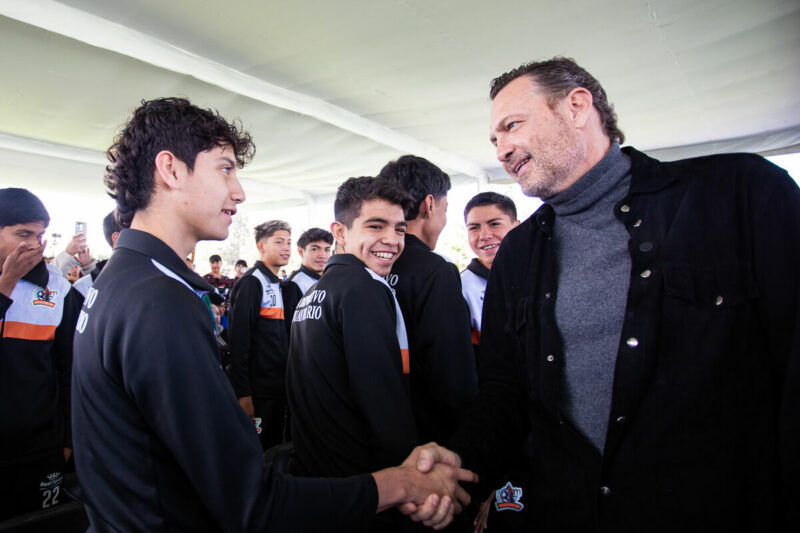 Mauricio Kuri entregó pista de atletismo y cancha de fútbol 11 en la Unidad Deportiva Maquío