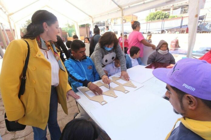 Participan 60 personas en el Taller “Farolitos 2024 Patrimonio Cultural” en San Juan del Río