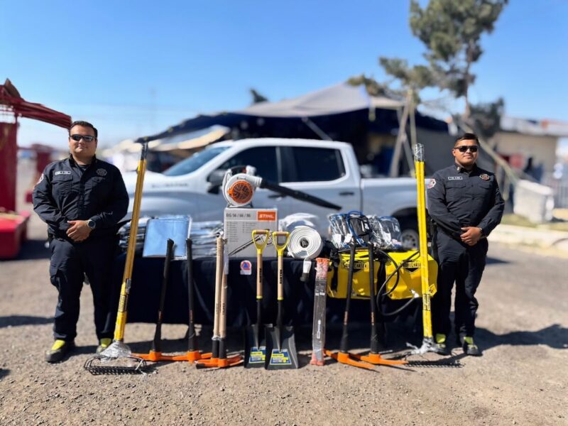 Reciben Bomberos Voluntarios de San Juan del Río equipamiento y vehículo todo terreno a